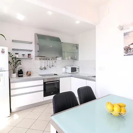 Center Sunset Penthouse Apartment *